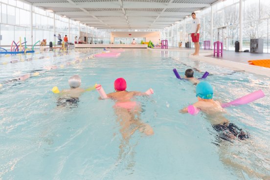 Leçon de natation enfants au Stade nautique Eugène-Maës
