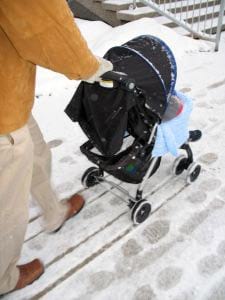 Une poussette dans la neige