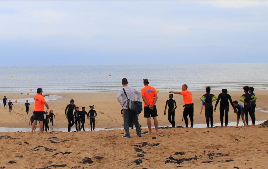 Leçon de natation en mer
