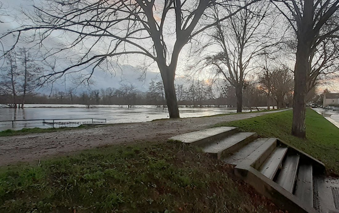 Digue de Louvigny pendant une crue