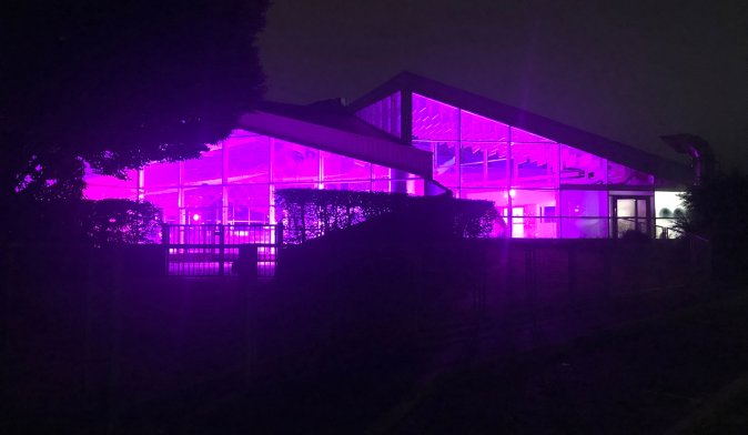 Dans le cadre de la 28ème édition d'OctobreRose, la piscine du Chemin-Vert souhaite s’associer à cette campagne de sensibilisation au dépistage du cancer du sein . Du 1er au 31 octobre, la piscine sera illuminée en rose les mercredis matins de 7h30 à 9h et le vendredi à partir de 18h, avec ambiance musicale  Félicitations à cette piscine, gérée par Caen la mer, pour son implication 
