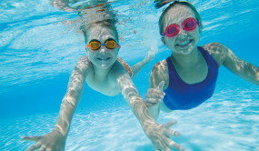 Enfants sous l'eau