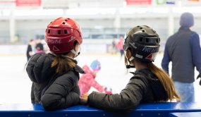 Deux jeunes patineuses à la patinoire