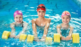entrainement-enfants-piscine-halteres-cours-natation